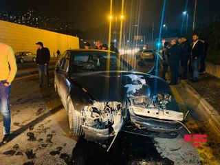 В Баку BMW снес фонарный столб - ФОТО - ВИДЕО