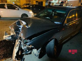В Баку BMW снес фонарный столб - ФОТО - ВИДЕО