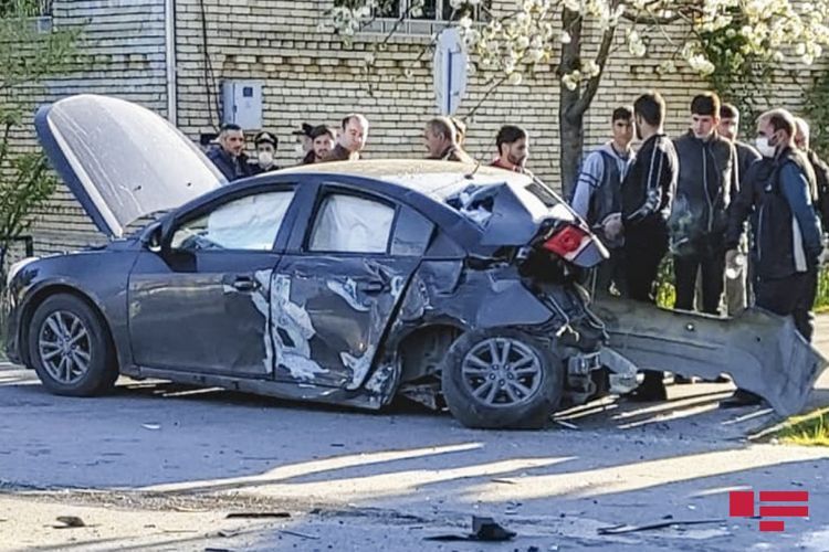 В Гейчае столкнулись легковой автомобиль и микроавтобус, есть пострадавшие