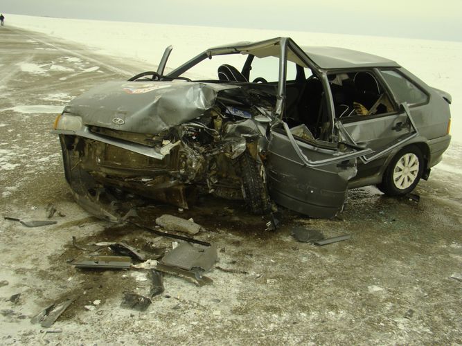 В Баку автомобиль врезался в бетонное ограждение, есть погибшие