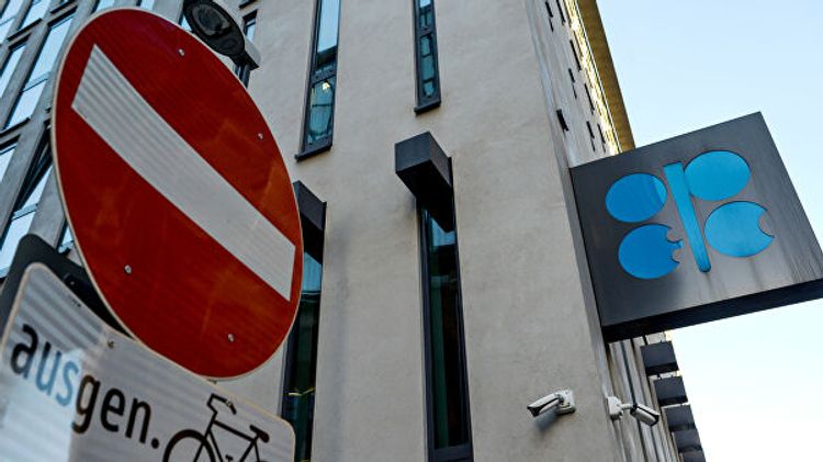 СМИ сообщили об инициативе по досрочному сокращению добычи нефти