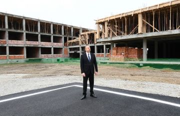 Президент ознакомился с ходом строительных работ в кварталах, состоящих из жилых зданий для 3042 семей вынужденных переселенцев - ОБНОВЛЕНО
