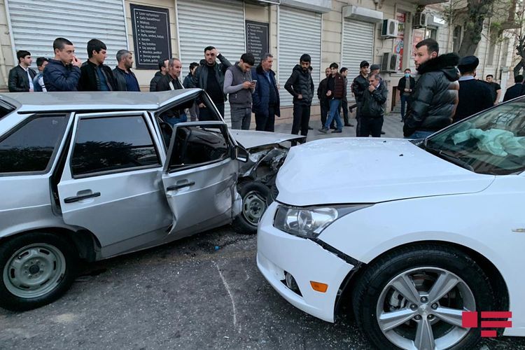 В Баку столкнулись два автомобиля – ФОТО 