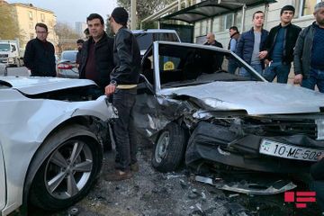 В Баку столкнулись два автомобиля – ФОТО 