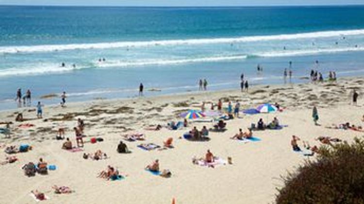 В Калифорнии ужесточат контроль из-за толп людей на пляжах