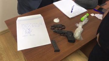 В Баку у задержанного за наркотики человека изъяли пистолет