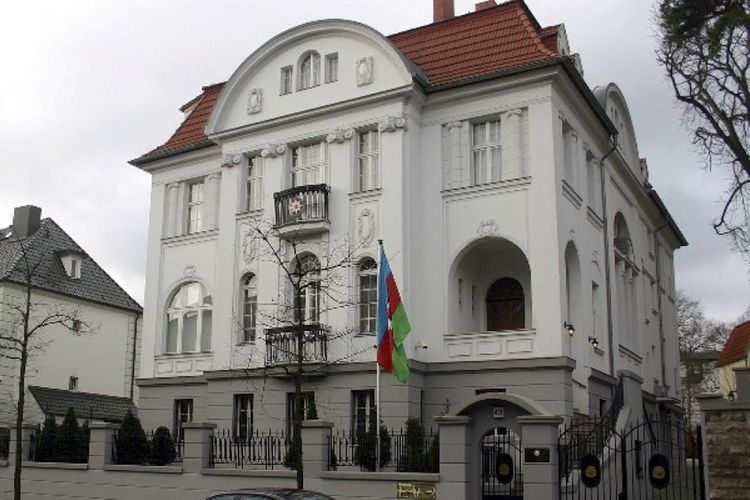 Посольство призывает проживающих в Германии азербайджанцев не поддаваться на провокации армян