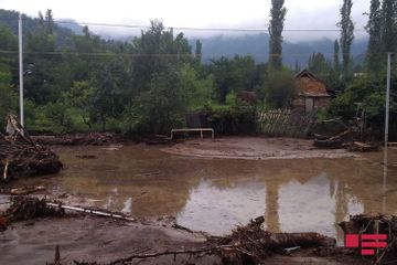 Сель затопил дорогу Исмаиллы-Габала, вода проникла в дома – ФОТО