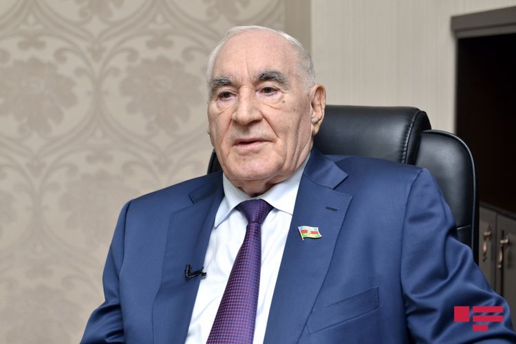 В парламенте почтили память Фаттаха Гейдарова