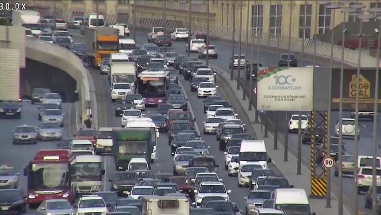 На некоторых улицах и проспектах Баку возникли заторы – ФОТО 