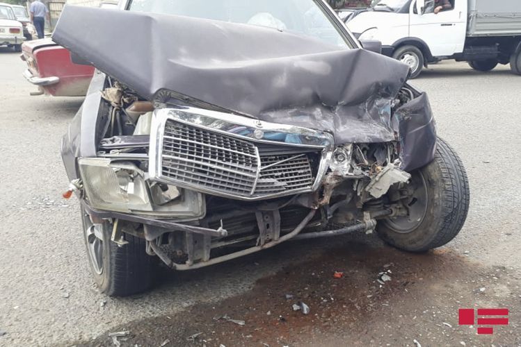 В Товузе столкнулись два автомобиля, есть пострадавший