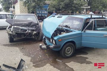 В Товузе столкнулись два автомобиля, есть пострадавший