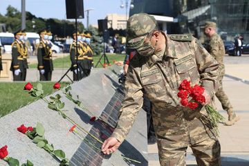 Главы министерств обороны Азербайджана и Турции посетили Аллею почетного захоронения и Аллею шехидов - ВИДЕО
