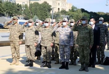 Главы министерств обороны Азербайджана и Турции посетили Аллею почетного захоронения и Аллею шехидов - ВИДЕО