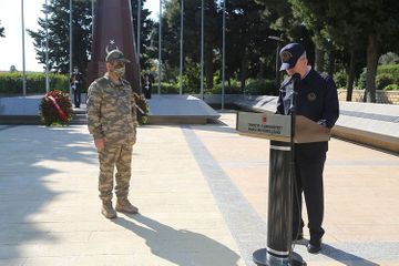 Главы министерств обороны Азербайджана и Турции посетили Аллею почетного захоронения и Аллею шехидов - ВИДЕО