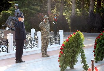 Главы министерств обороны Азербайджана и Турции посетили Аллею почетного захоронения и Аллею шехидов - ВИДЕО