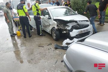 В Баку произошло цепное ДТП, есть пострадавший