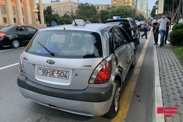 В Баку такси попало в ДТП, пострадали два пассажира - ФОТО