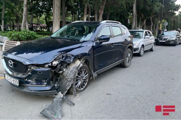 В Баку такси попало в ДТП, пострадали два пассажира - ФОТО