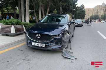 В Баку такси попало в ДТП, пострадали два пассажира - ФОТО
