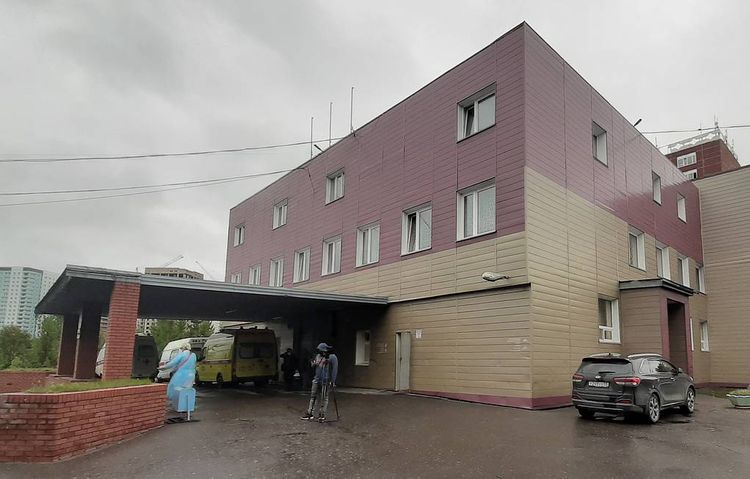 Врачи сообщили, что состояние Навального улучшилось, но не позволяет транспортировать его