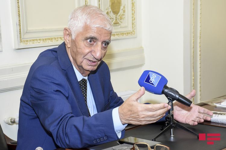 Президент Ильхам Алиев поздравил народного поэта Фикрета Годжу с 85-летием