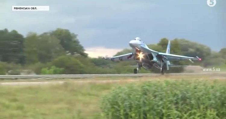 Украинский истребитель снес дорожный знак и улетел с ним в небо - ВИДЕО