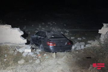 В Баку Mercedes вылетел в кювет и снес каменный забор - ФОТО