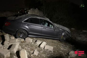 В Баку Mercedes вылетел в кювет и снес каменный забор - ФОТО