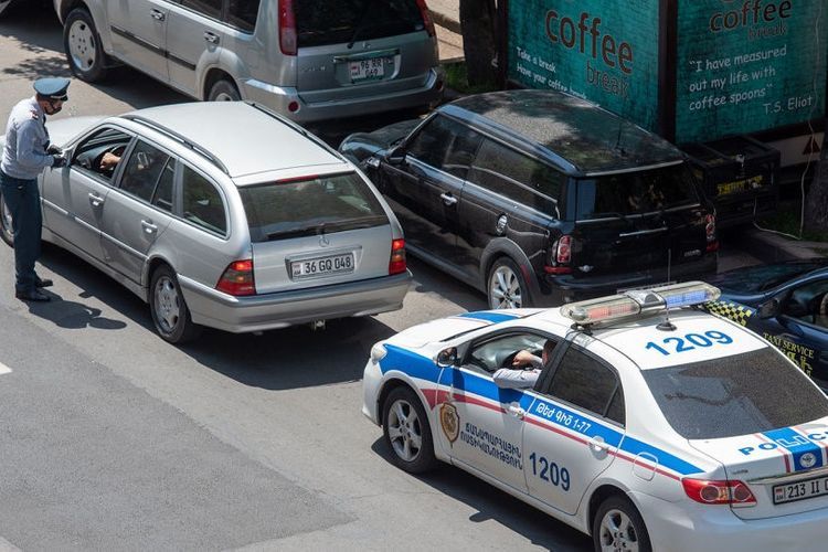 В Ереване два футболиста избили полицейских
