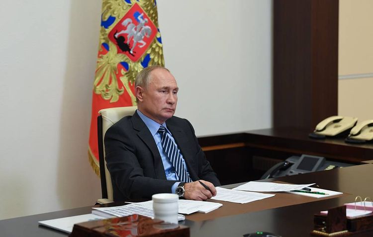 Путин поручил начать масштабную вакцинацию от коронавируса