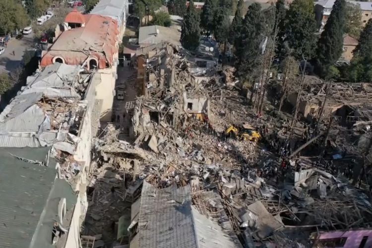 Итальянские депутаты посетили в Гяндже территории, подвергшиеся ракетному обстрелу со стороны Армении