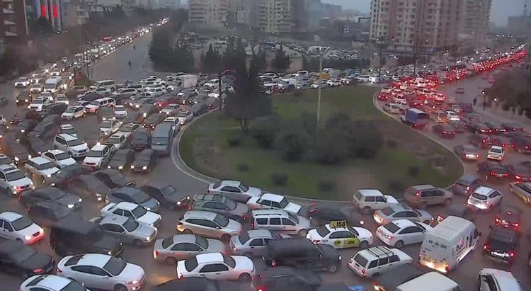 БТА: На улицах Баку наблюдается плотность движения транспорта