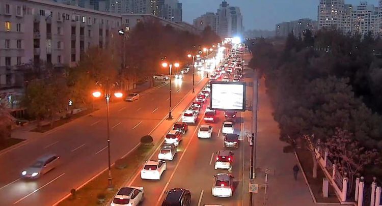 БТА: На улицах Баку наблюдается плотность движения транспорта