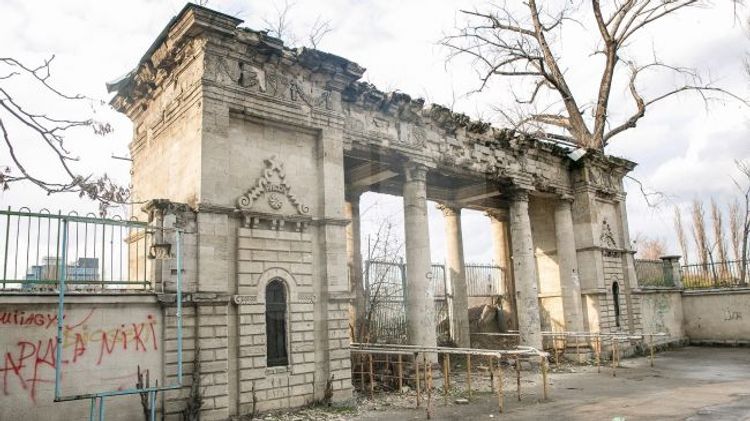 В Молдове приостановили закон об отмене передачи земли посольству США