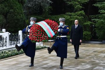 Президент Ильхам Алиев посетил могилу общенационального лидера Гейдара Алиева - ОБНОВЛЕНО