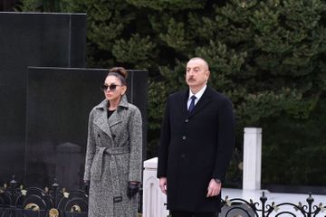Президент Ильхам Алиев посетил могилу общенационального лидера Гейдара Алиева - ОБНОВЛЕНО