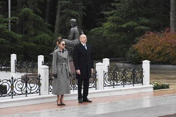 Президент Ильхам Алиев посетил могилу общенационального лидера Гейдара Алиева - ОБНОВЛЕНО
