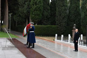 Президент Ильхам Алиев посетил могилу общенационального лидера Гейдара Алиева - ОБНОВЛЕНО