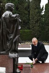 Президент Ильхам Алиев посетил могилу общенационального лидера Гейдара Алиева - ОБНОВЛЕНО