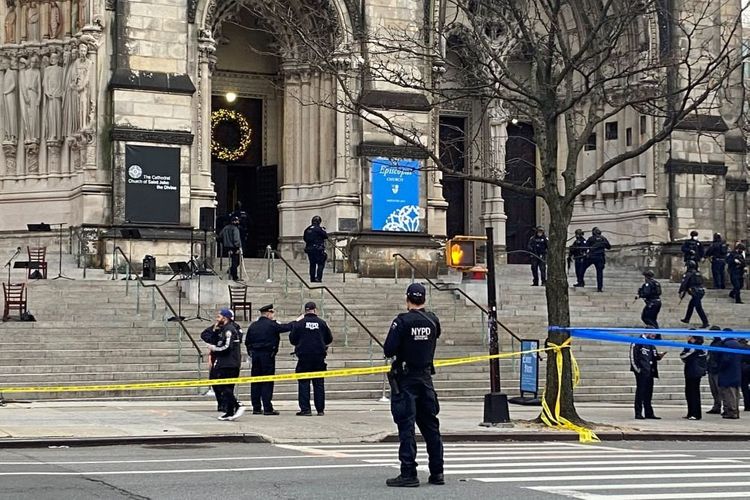В Нью-Йорке неизвестный открыл стрельбу около церкви - ФОТО