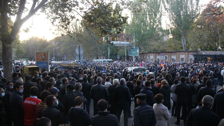 Армянская оппозиция проводит в Ереване шествие с требованием отставки Пашиняна