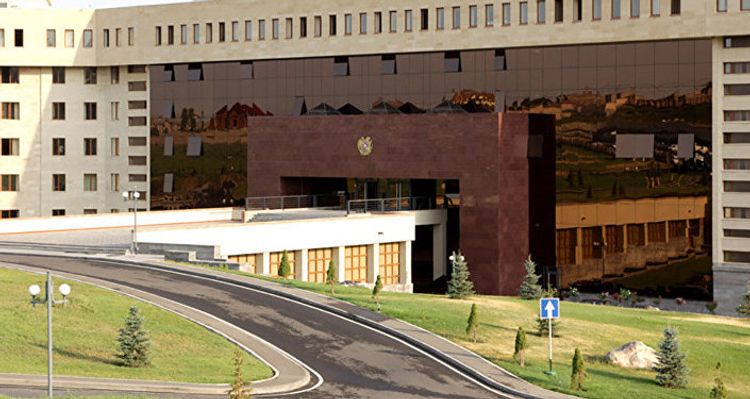 Родители без вести пропавших солдат прорвались к зданию Минобороны Армении - ВИДЕО