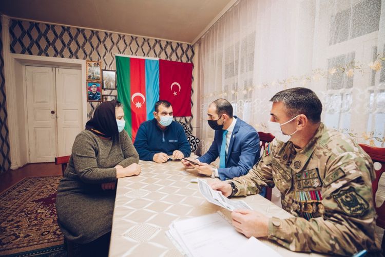Сотрудники «YAŞAT» встречаются с ранеными военнослужащими и семьями шехидов