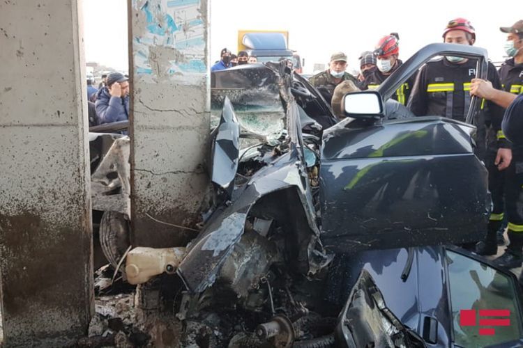 В Уджаре автомобиль врезался в остановку, погибли 2 человека