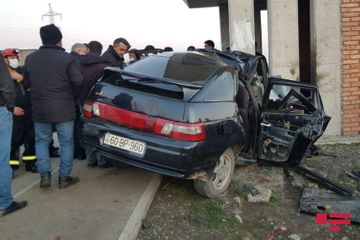 В Уджаре автомобиль врезался в остановку, погибли 2 человека