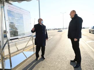 Президент ознакомился с ходом работ на реконструированном участке дороги Баку-Губа-госграница с РФ
