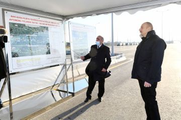 Президент ознакомился с ходом работ на реконструированном участке дороги Баку-Губа-госграница с РФ