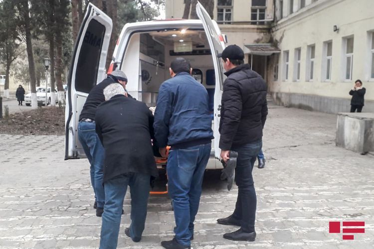 В Гядабее микроавтобус столкнулся с легковым автомобилем, есть погибший и пострадавшие