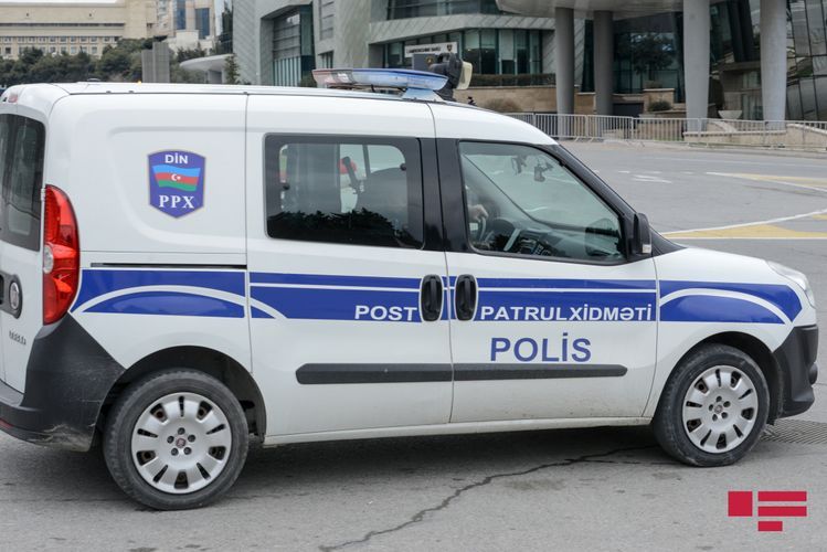 В Баку автомобиль сбил сотрудника полиции и уборщицу, полицейский погиб